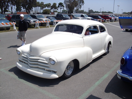 WHITE CLASSIC HOTROD - white, show, hotrod, auto, autos, outside, classic, cars