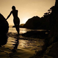 The-girl-on-the-beach-after-sunset