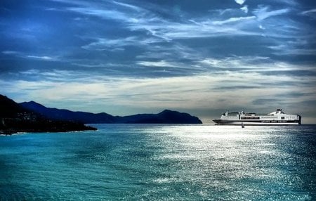 GRANDI NAVI VOLOCI - clouds, luxury, blue, ship, ocean, mountains, sky