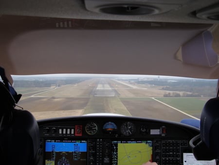 Approach airport - approach, landebahn, cockpit view, cockpit sicht, da40, flughafen, runway, anflug, airport, garmin 1000, landepiste, arbeit, diamond aircraft, pilot