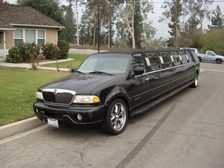 LINCOLN LIMO - cool, auto, autos, limousine, car, limo, outside, truck, trucks, suv, cars, cloudy, day