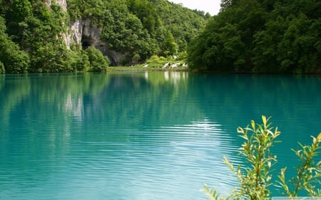 Turquoise Lake - turquoise, lake, sky, mountain, trees, day, daylight, water, shine, nature, forest, reflection