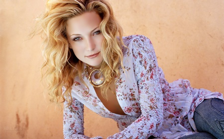 Kate Hudson - actress, long blonde hair, rose lips, sweet face, female, nice lavander dress, blue eyes, smile