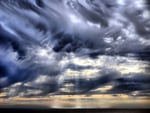 Mammatus_clouds_and_crepuscular_rays