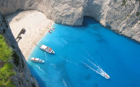 Shipwreck Bay - boats, water, nature, beautiful, beaches, shipwreck, sea, bay