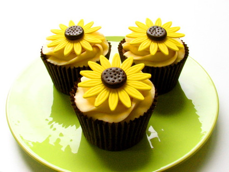 A treat for ForeverSunShine - sunflowers, treat, yellow black, cupcakes, plate, decoration