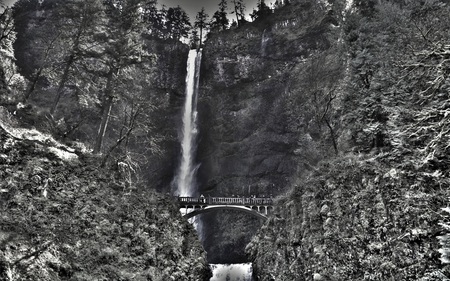 Multnomah Waterfalls - black, waterfalls, white, nature, beautiful, photography, spectacular