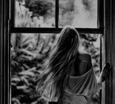 Asteptare - black, white, woman, window, alone