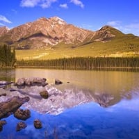 Mountains-reflection-in-Lake