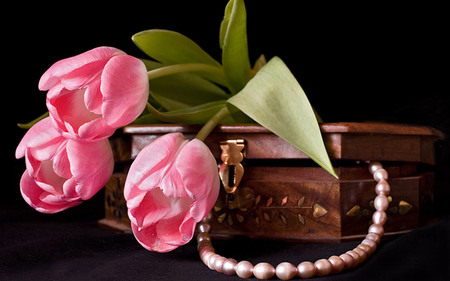 still life - elegance, pearls, beauty, nice, photography, tulips, bouquet, still life, box, pretty, cool, harmony, necklace, gentle, lovely, pink, beautiful, tulip, flowers, photo, flower