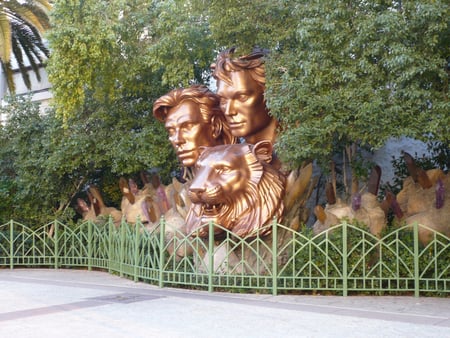 Siegfried and Roy 1 - nevada, memorial, monument, photography, photo, usa, casino, mirage, las vegas, tribute, statue