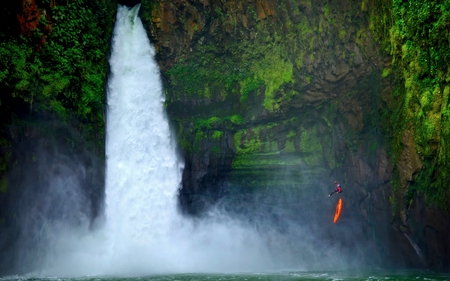 EXTREAM 'JUMP' STUNT - waterfalls, rappels, alseseca river, man