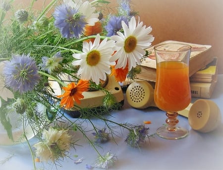 Still life - pretty, beautiful, daisy, books, colors, lovely, still life, flowers, daisies, nature, juice, phone