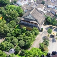 Overlooks the temple garden