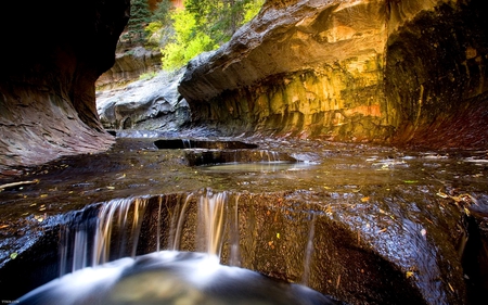 UNDERGROUND DRAIN - rock, water, drain, underground