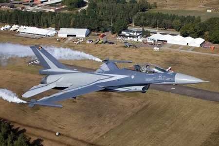 Smoke On - plane, f16, jet, runway, smoke, f-16