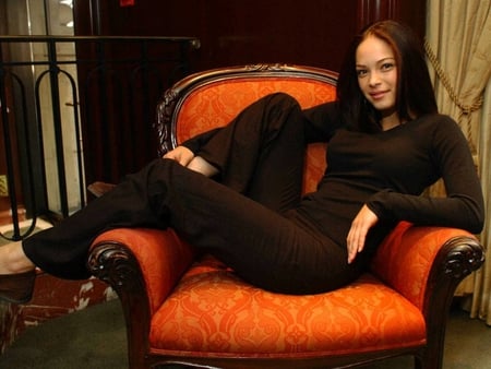 kristina kreuk - brunette, hottie, smallville, seated