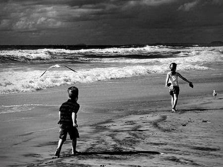 Mi-e Dor De Copilarie - black, white, copii, mare, sea, photo, child, copilarie