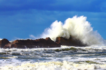 Raging Pacific - ocean, pacific, blue, sea, crashing, rocks, waves