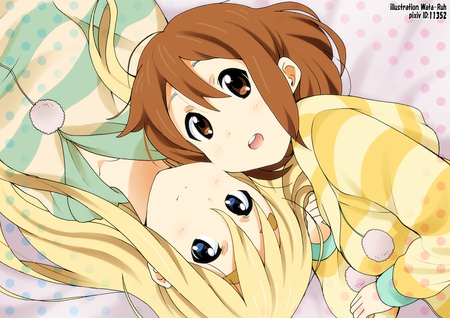 K-on - sgort hair, brown eyes, blonde hair, brown hair, long hair, k-on, bed, 2girls, kotobuki tsumugi, hirasawa yui, blue eyes