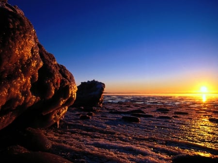 Perfect Sunglow ! - sea, sunglow, rocks, yellow sun