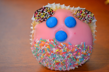 Kitty cupcake - yummy, food, cupcake, pink icing