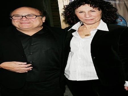 DANNY DeVITO & RHEA PERLMAN - action, entertainment, tvshow, usa