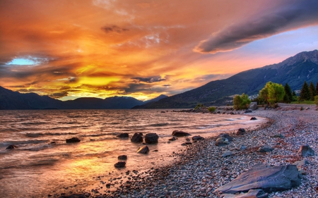 Sunset - splendor, grass, forest, reflection, sol, view, lake, sky, pedras, clouds, sunlight, ceu, trees, water, beautiful, beauty, colors, lovely, stones, tree, colorful, agua, nature, sunset, green, mountains, peaceful