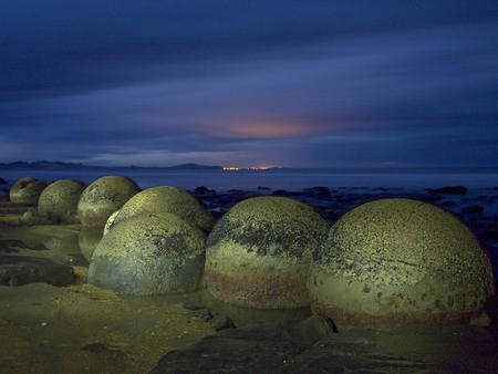 Amazing Planet - beach, ocean, sand, new zealand, sunset, boulders, waves, dusk, moeraki, sun, sky, rocks