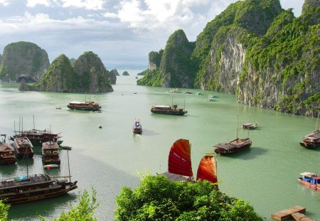 Boats on Thailand - boats, rock, lake, water