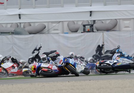 Sometimes It Goes Wrong - moto2, rimini, misano, 2011