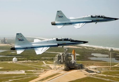 Nasa T-38's fly over the Shuttle - shuttle, t-38, nasa, t38, talon