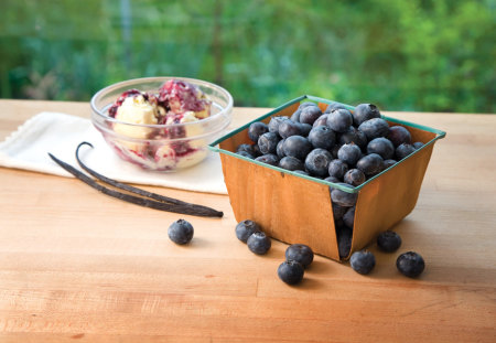 Blueberrys or ice cream? - dulce, delicious, blue, sweet, ice cream, coacaze, afine, inghetata, blueberry