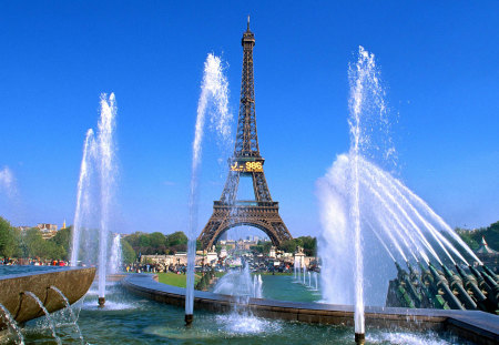 Le tour Eiffel - avenue, blue, bulevard, turnul eiffel, fantana, eiffel tower, paris, artesian well, france, arteziana