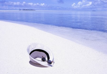 White Sand and Hat - sand, white, ocean, hat