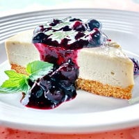 Cheese cake with cranberry jam