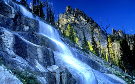 BEAUTIFUL CASCADE - cascade, rock, mountain, trees