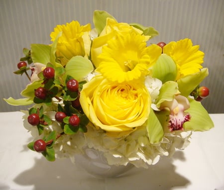 ♥ Spread the Yellow ♥ - roses, sunny, yellow, fashion, table, entertainment, bouquet, spread, bowl, red, bright, arrangement, round, centerpiece, fruits