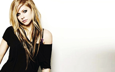 Avril Lavigne - people, beautiful, singer, entertainment, celebrity, music, canadian, canada, songwriter, avril lavigne, actresses