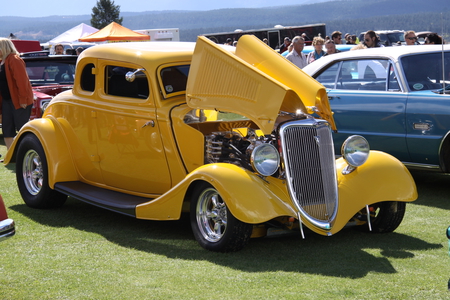 Dodge 1923 at the Radium Hot Springs car show 71 - Chrome, tires, yellow, blue, Engine, grass, Photography, Headlights, Dodge, nickel, black, green, Grills