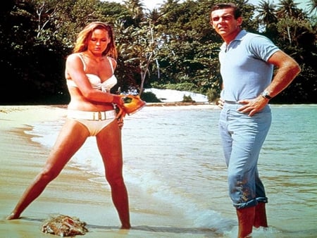 SEAN CONNERY & URSULA ANDRESS