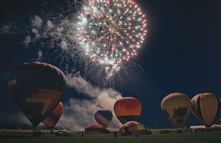 HOT AIR BALLOON FIREWORKS - show, hot air balloons, nite, fireworks