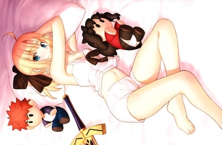 Sweet girl - saber, headband, blush, blonde hair, short hair, bed, chibi, barefoot, weapon, fate stay night, blue eyes