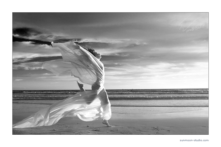 I'M HAPPY ... I DANCE :) - woman, photography, moods, bw, emotion, ance, happy