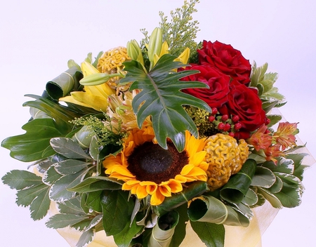 Beautiful bouquet - sunflower, beauty, roses, bouquet, yellow, red, leaves, green, flowers, colors, red roses