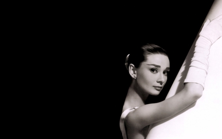 Classic Audrey - audrey hepburn, monochrome, elegant, photography