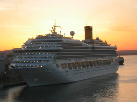 Cruise at Majorca's Harbour - harbor, harbour, boats, docks, spain, cruises, ships, port, mallorca