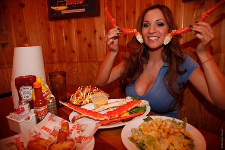 Jordan-Carver-at-Hooters-Restaurant - babe, food, hooters, model