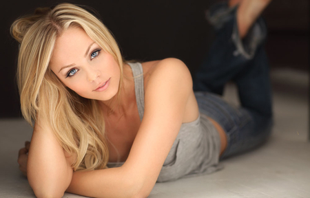 Laura Vandervoort - laura vandervoort, sexy, actress, hot