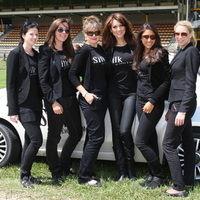 6 girls with the Fiat 500